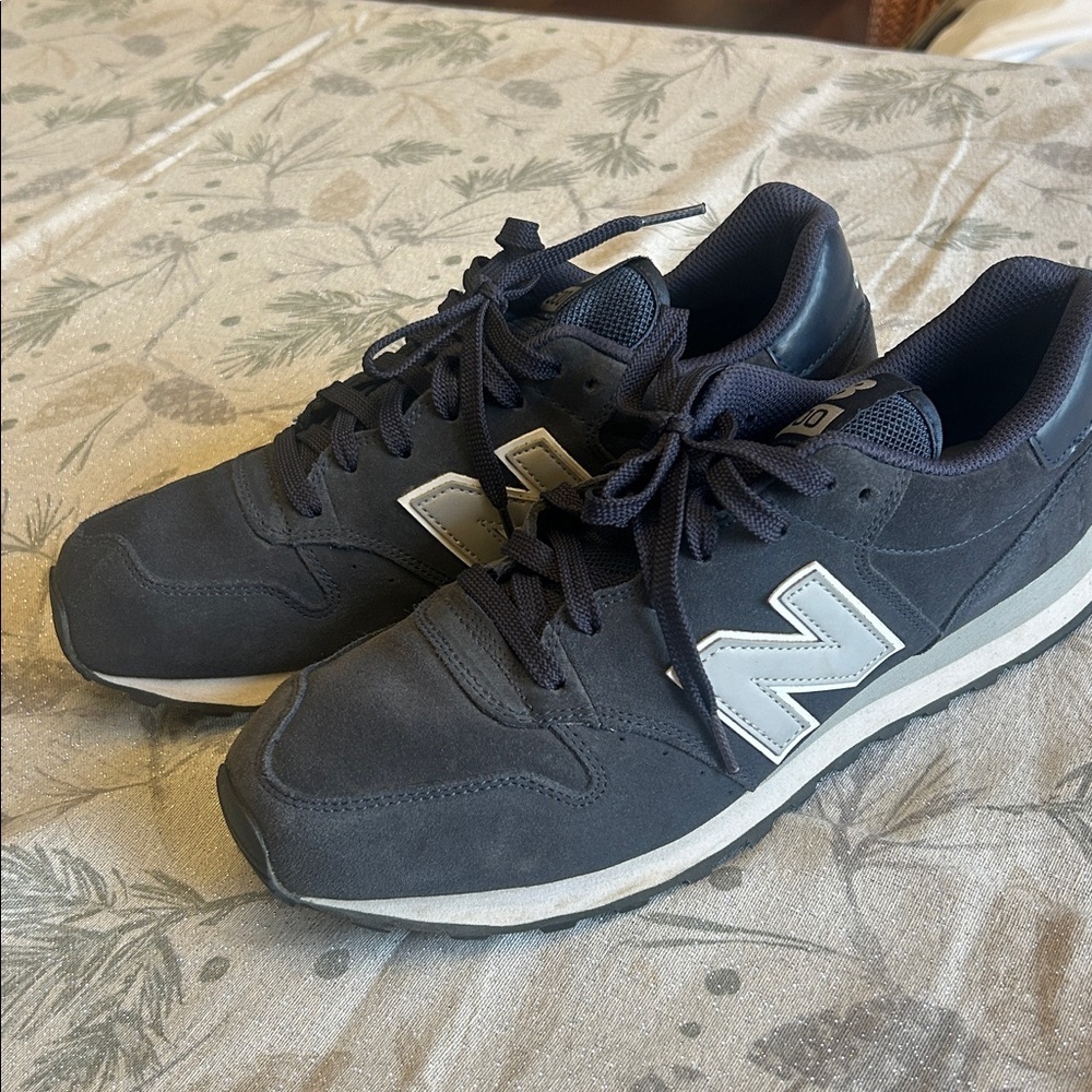 New Balance 500 in navy blue with gray size 9.5
